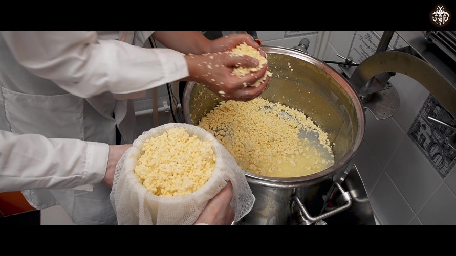 раскладываем сырное зерно по стерилизованным формам в сырную ткань