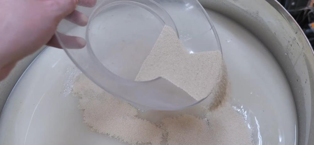 Вносим дрожжи в затор