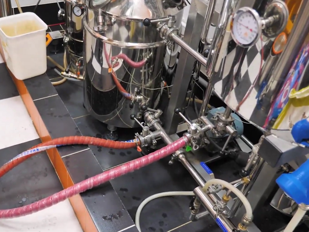 Подключаем пищевые рукава к насосной группе пивоварни Миджет