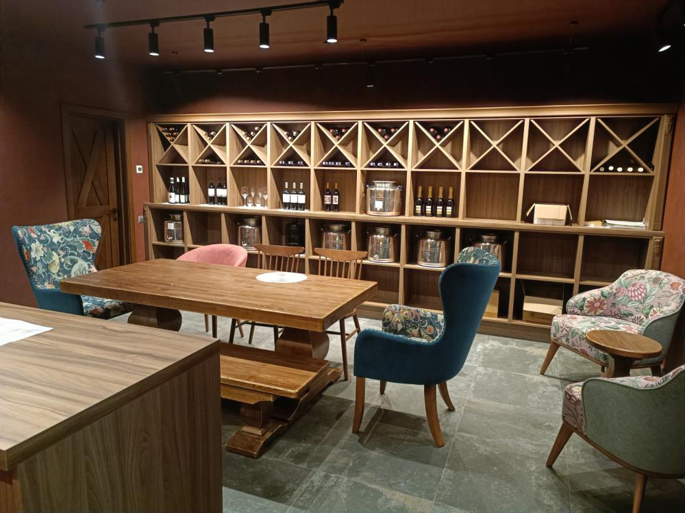 Дегустационный зал в домашней винокурне