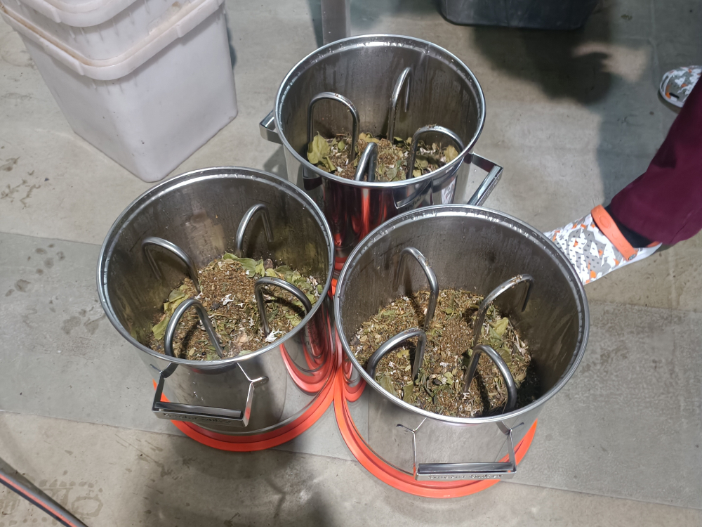 Джин-корзина с ботаникалами на тестировании аламбика Доктор Губер