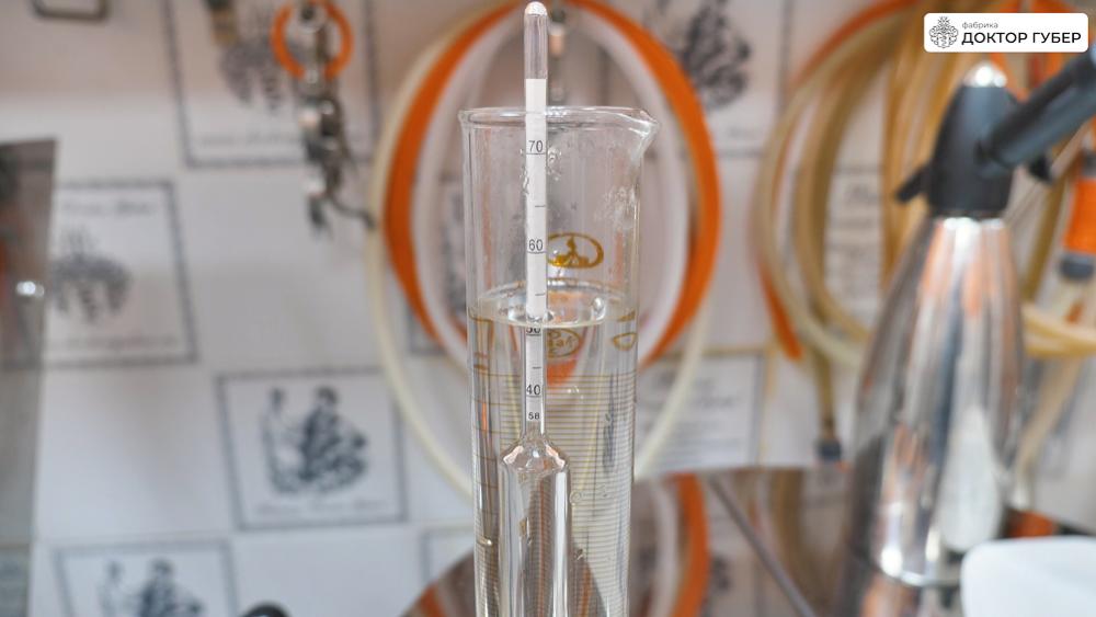 Измерение крепости разбавленного спирта перед последней перегонкой