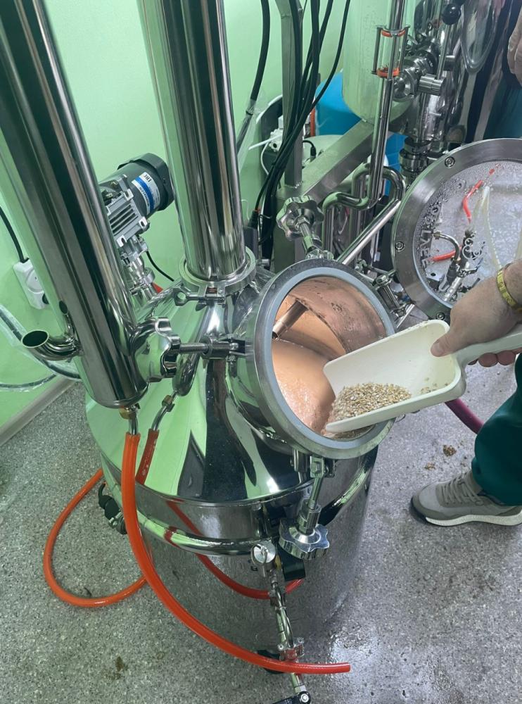 Засыпание солода в сусловарочный котел при затирании