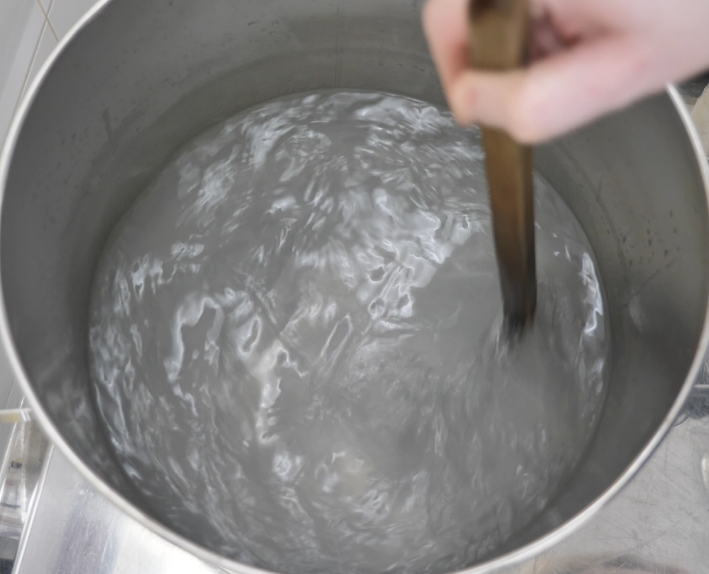 Размешиваем водно-спиртовую смесь