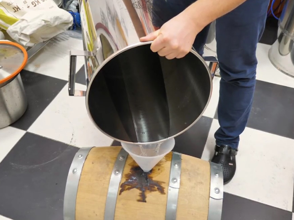 Заливаем дистиллят в бочку для выдержки