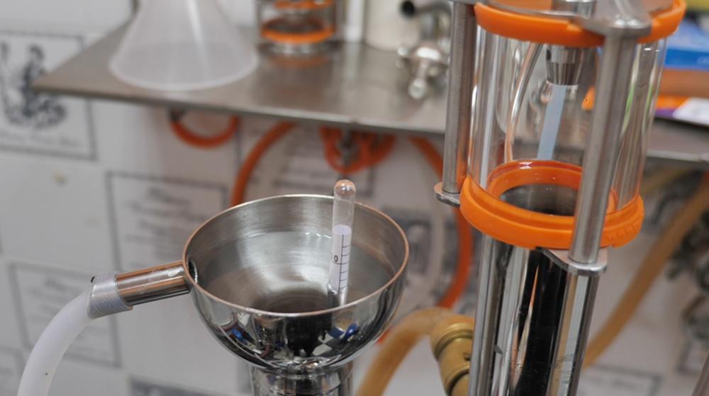 Замеряем крепость в струе