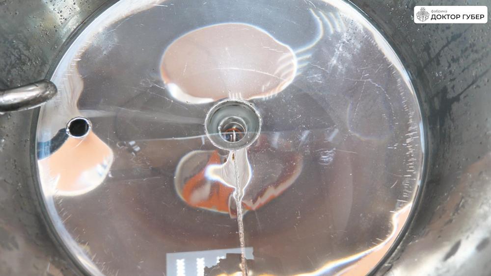 Переливаем в фильтр-чан пивоварни Миджет охлажденный дистиллят&nbsp;