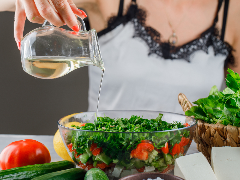 Натуральный уксус используется в качестве соуса и заправки для салатов