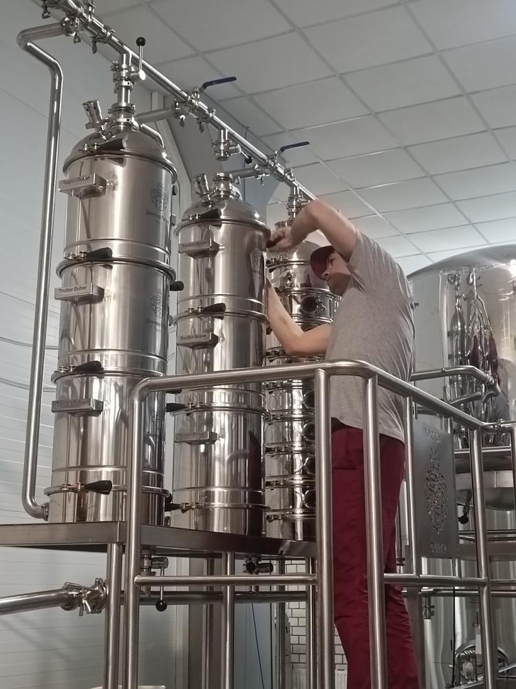 Сборка аламбика под руководством специалиста Фабрики Доктор Губер