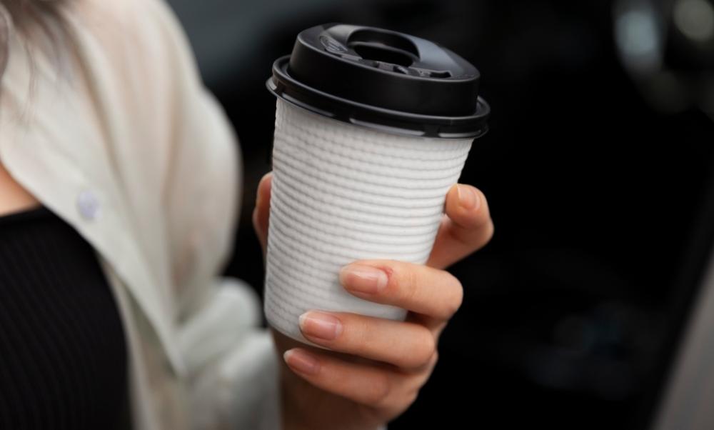 В подпольных "наливайках" водку продают в кофейных стаканчиках с крышкой