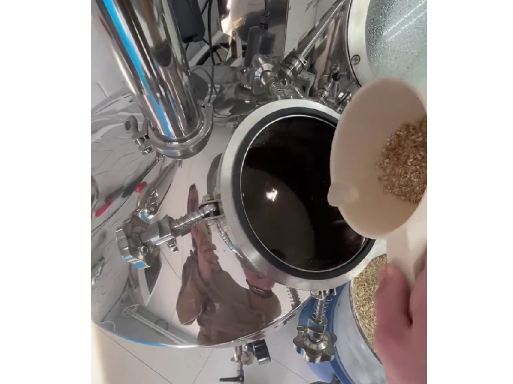 Засыпь солода в ПВК пивоварни Симпл