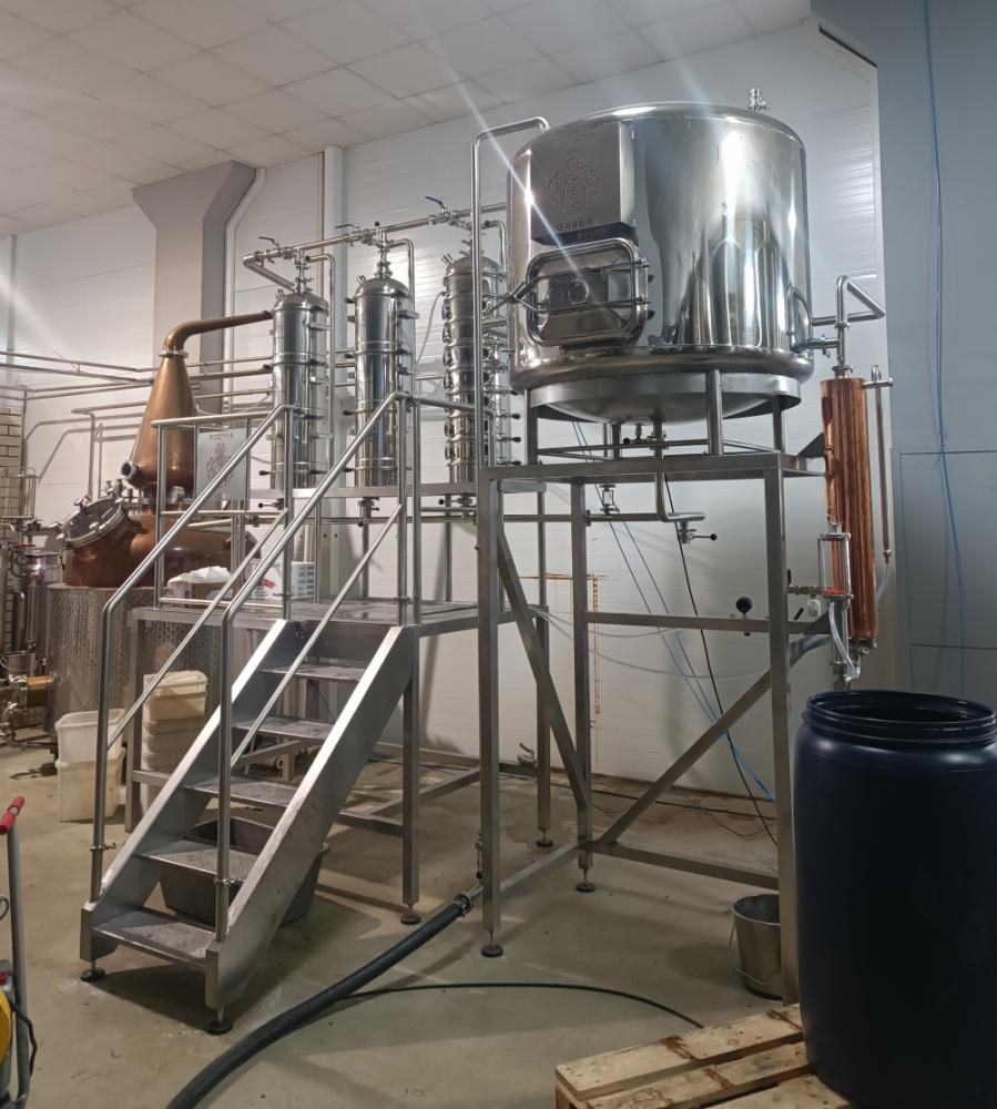 Шарантский аламбик с площадкой обслуживания