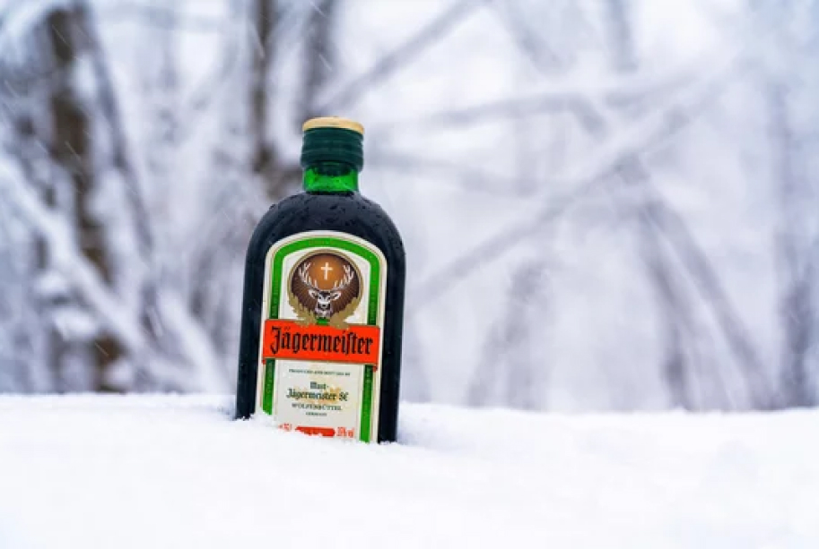 Егермейстер на зимней природе