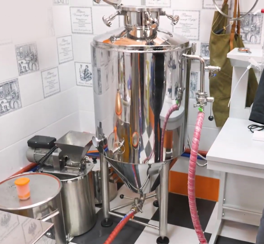 Подключаем пищевой рукав к моющей головке и сливу ЦКТ