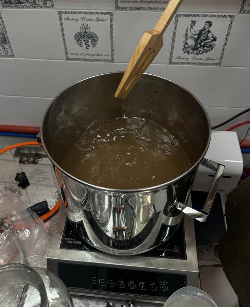 Вносим воду для разбавления и хорошо перемешиваем