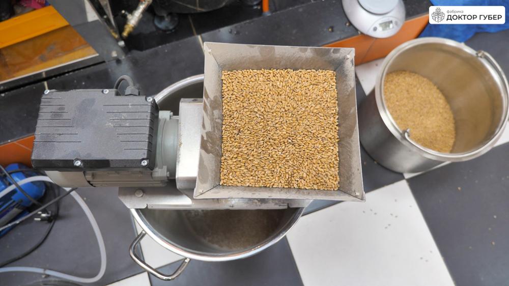 Дробление солода в дробилке солода электрической