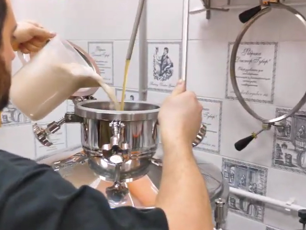 вносим дрожжи в цкт.jpg