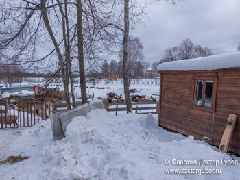 вдалеке видна церковь