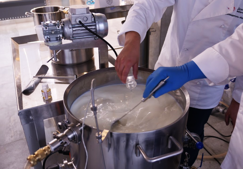 добавление хлорида кальция при производстве сыра