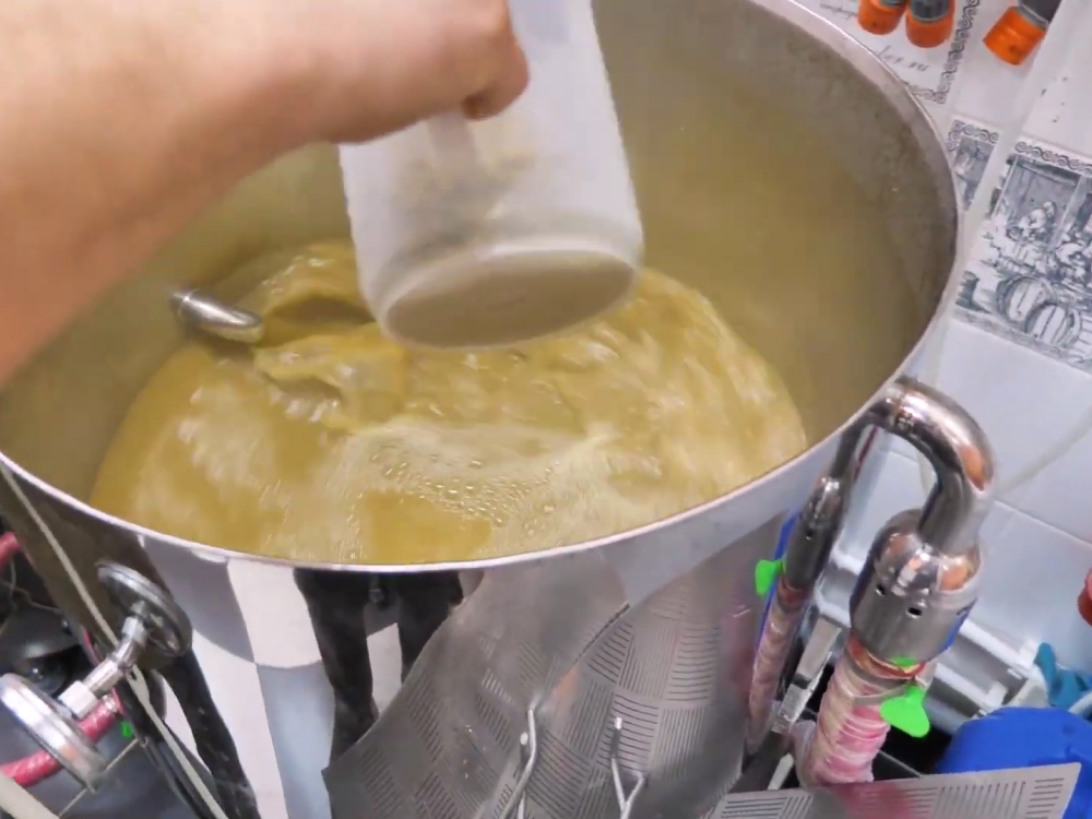 подаем охмеленное сусло на вирпул.jpg