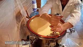 Как нарезать сырный сгусток